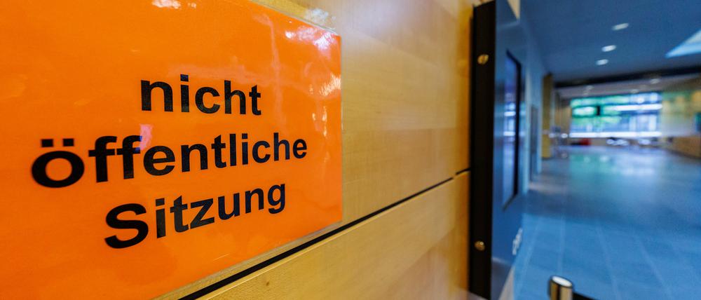 Würzburg: „nicht öffentliche Sitzung“ steht auf einem Schild an der Eingangstür zu einem Sitzungssaal im Landgericht. Knapp acht Monate nach dem gewaltsamen Tod eines 14-Jährigen im fränkischen Lohr am Main beginnt am Freitag vor dem Landgericht Würzburg der Prozess gegen einen Gleichaltrigen. 