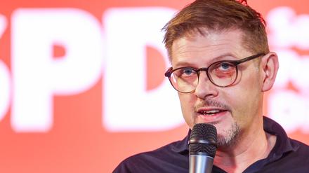 Der Europaabgeordnete Matthias Ecke (SPD) während einer Wahlkampfveranstaltung in Leipzig.