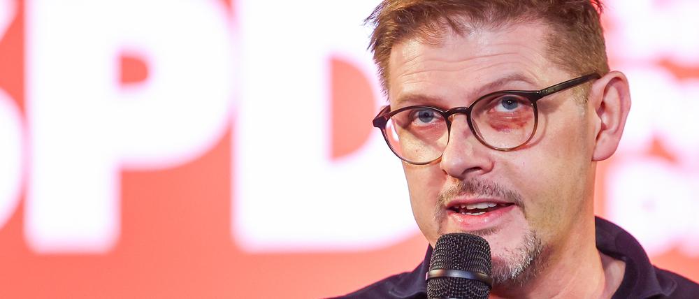 Der Europaabgeordnete Matthias Ecke (SPD) während einer Wahlkampfveranstaltung in Leipzig.