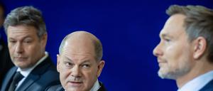 Robert Habeck (l.-r., Bündnis 90/Die Grünen), Bundesminister für Wirtschaft und Klimaschutz, Bundeskanzler Olaf Scholz (SPD) und Christian Lindner (FDP), Bundesminister der Finanzen, geben ein Pressestatement. 