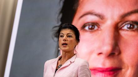 Sahra Wagenknecht, Bundesvorsitzende vom Bündnis Sahra Wagenknecht (BSW), spricht auf der Vorstellung der EU-Wahlkampagne vor einem Wahlplakat (Symbolbild).
