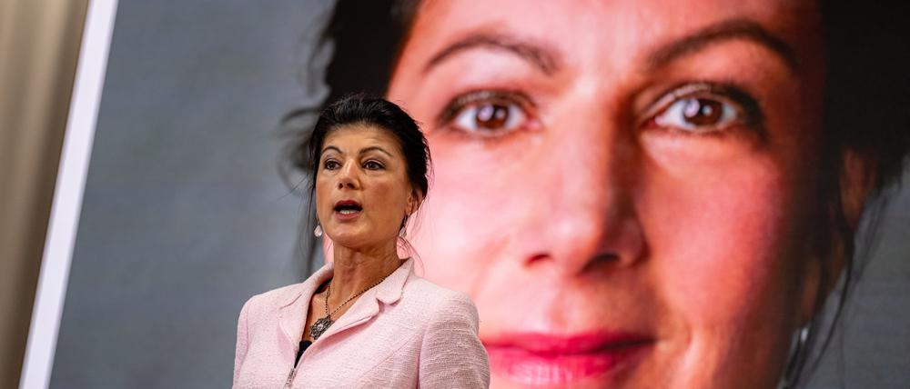 Sahra Wagenknecht, Bundesvorsitzende vom Bündnis Sahra Wagenknecht (BSW), spricht auf der Vorstellung der EU-Wahlkampagne vor einem Wahlplakat (Symbolbild).