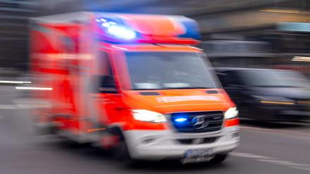 Ein Rettungswagen der Feuerwehr fährt mit Blaulicht zum Einsatz.