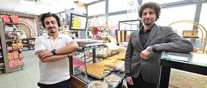 Mahmout und Loay Arbash im neuen arabischen Supermarkt „Hartna“.