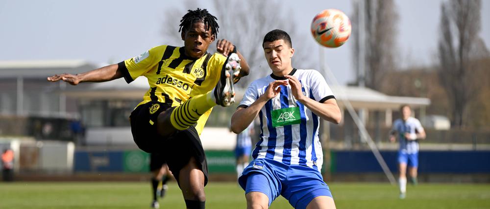 Ibrahim Maza (r.) hat sich bereits einen Platz bei den Profis erkämpft, wird gegen den BVB aber in der U 19 auflaufen.