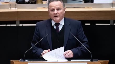 Georg Pazderski (AfD) spricht bei der Sondersitzung im Berliner Abgeordnetenhaus.