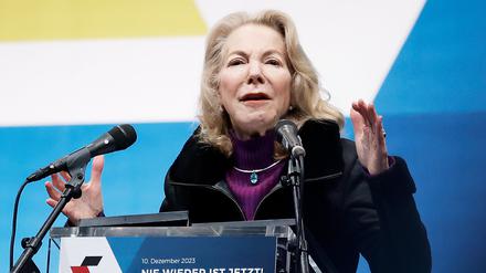 Amy Gutmann, US-Botschafterin in der Bundesrepublik, spricht bei der Demonstration gegen Antisemitismus «Nie wieder ist jetzt!».  