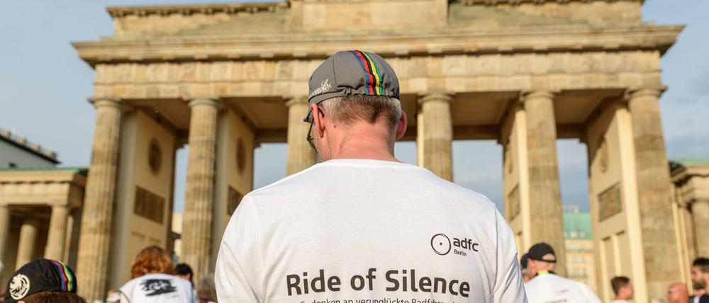 Beim „Ride of Silence“ demonstrieren Radfahrer in Berlin und hunderten Städten weltweit für mehr Sicherheit für Radfahrer.