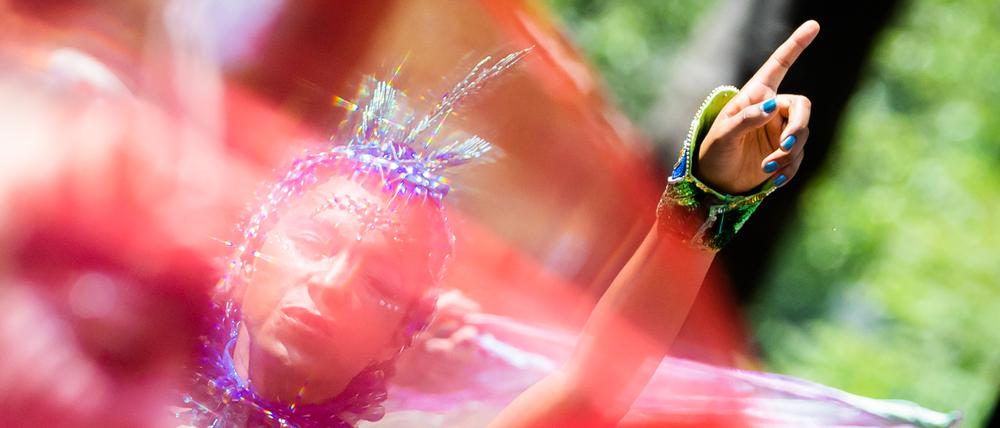ARCHIV - 28.05.2023, Berlin: Eine Darstellerin tritt beim Umzug des Karnevals der Kulturen in Berlin-Kreuzberg auf. (zu dpa: «Karneval der Kulturen rechnet mit halber Million Menschen») Foto: Christoph Soeder/dpa +++ dpa-Bildfunk +++