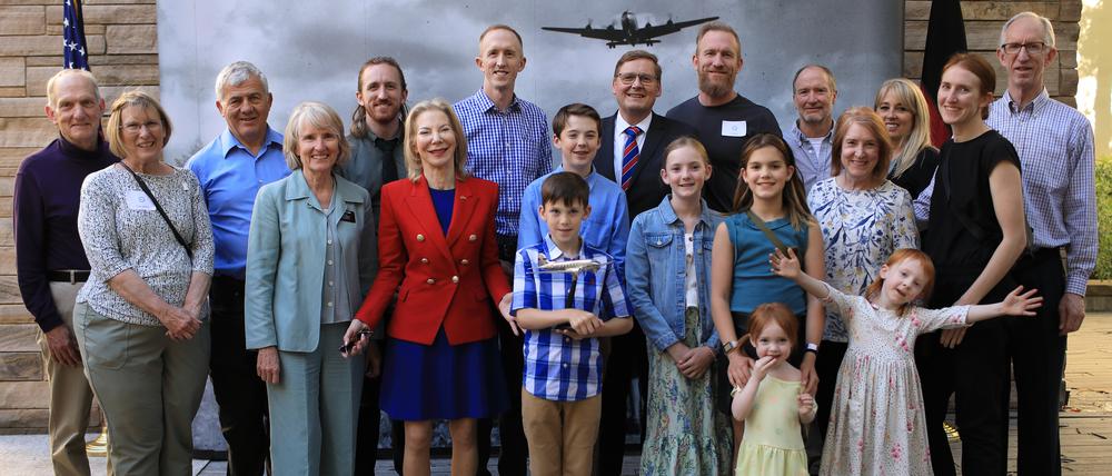 Familientreffen. US-Botschafterin Amy Gutmann beim Luftbrückenjubiläum mit Nachfahren des berühmten Rosinenbomberpiloten Gail Halvorsen.