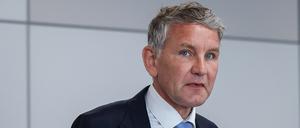 Björn Höcke, Vorsitzender der Thüringer AfD, wartet am Dienstag auf den Beginn seines Prozesses im Landgericht.