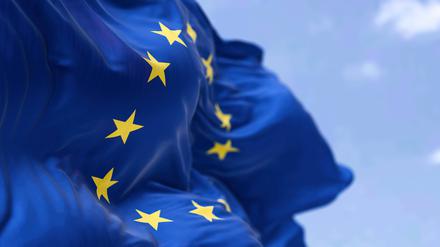 Die Flagge der Europäischen Union weht im Wind.