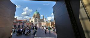Landtag lädt wieder in den Innenhof ein: "KUNST zur ZEIT" Donnerstags im Juli und August. Zum vierten Mal lädt der Landtag Brandenburg in diesem Sommer zu seiner Veranstaltungsreihe KUNST zur ZEIT im Innenhof ein. Die Aufführungen unter freiem Himmel beginnen jeweils donnerstags um 18:00 Uhr. Ein vielfältiges Programm mit Musik, Kultur und Literatur aus Brandenburg erwartet die Gäste – bei freiem Eintritt. Auftakt ist am 20. Juli mit klassischer Musik, den Schlussakkord am 24. August bilden sorbische Klänge. Foto: Brandenburger Symphoniker, dirigiert von Andreas Spering, Solistin: Sibylle Mahni (Horn).