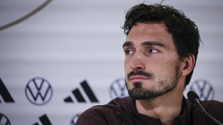 Mats Hummels spricht auf der Abschlusspressekonferenz.