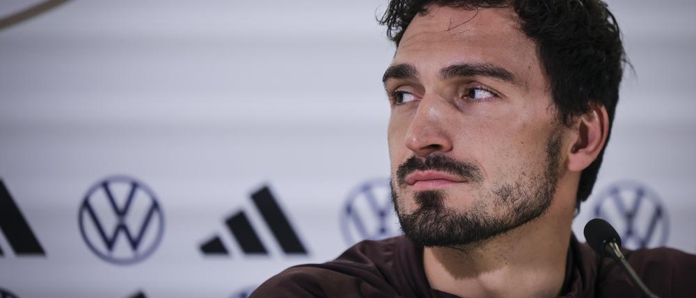 Mats Hummels spricht auf der Abschlusspressekonferenz.
