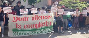 Vor der Technischen Universität demonstrieren Menschen für einen palästinensischen Staat.