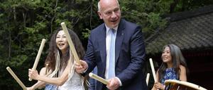 Kai Wegner, Regierender Bürgermeister von Berlin, versucht in der Residenz des deutschen Botschafters in Tokio die traditionelle japanische Trommel Taiko zu spielen.