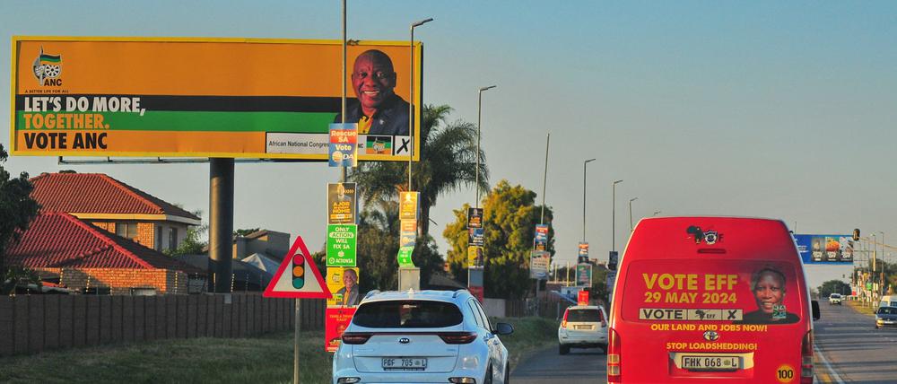 Am 29. Mai wird in Südafrika gewählt: Wahlwerbung auf Plakatwänden und Autos in der südafrikanischen Stadt Polokwane.