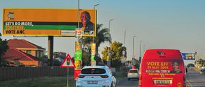 Am 29. Mai wird in Südafrika gewählt: Wahlwerbung auf Plakatwänden und Autos in der südafrikanischen Stadt Polokwane.