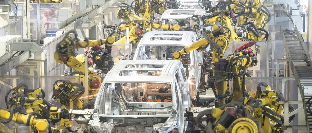 Roboter arbeiten in einer Schweißwerkstatt von Voyah, einer chinesischen Elektroautomarke, in Wuhan in der zentralchinesischen Provinz Hubei.