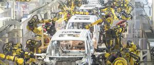Roboter arbeiten in einer Schweißwerkstatt von Voyah, einer chinesischen Elektroautomarke, in Wuhan in der zentralchinesischen Provinz Hubei.