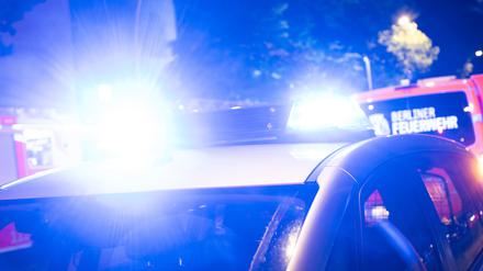 ARCHIV - 23.05.2022, Berlin: Ein Polizeiauto steht an einem Brandort. Nach einem Feuer am Bahnhof Alexanderplatz hat die Polizei jemanden festgenommen. (Symbolbild) (zu dpa: «Festnahme nach Feuer am Alex - Polizei vermutet Brandstiftung») Foto: Christophe Gateau/dpa +++ dpa-Bildfunk +++