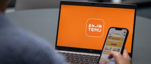Blick auf einen Laptop mit dem Logo der App Temu. (Symbolbild)