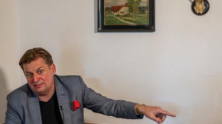 Maximilian Krah, Spitzenkandidat der AfD zur Europawahl, gibt am Rande einer Wahlwerbeveranstaltung in Holzkirchen ein Interview.