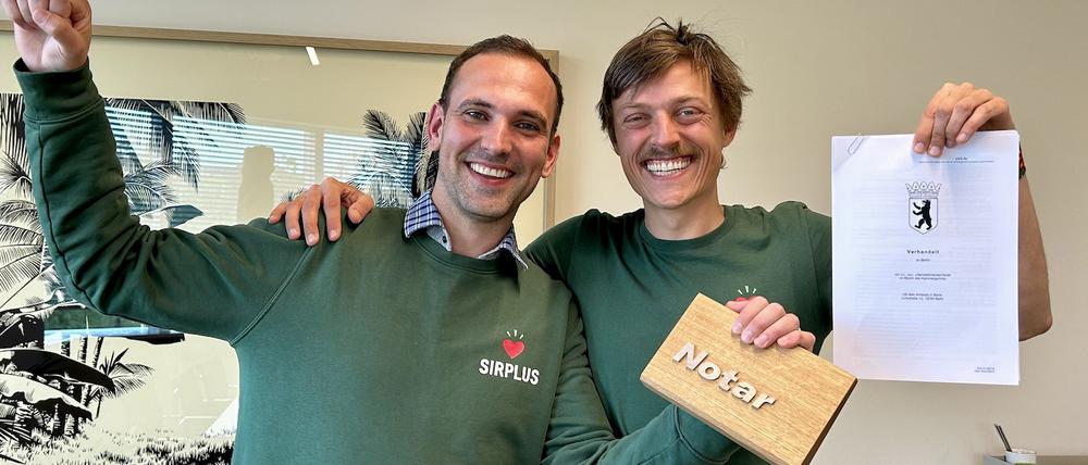 Das Unternehmen Sirplus, ein Händler für "gerettete" Lebensmittel, rettet sich selbst aus der Insolvenz. Der Gründer Raphael Fellmer (r.) arbeitet fortan mit Alexander Bernikas zusammen.
