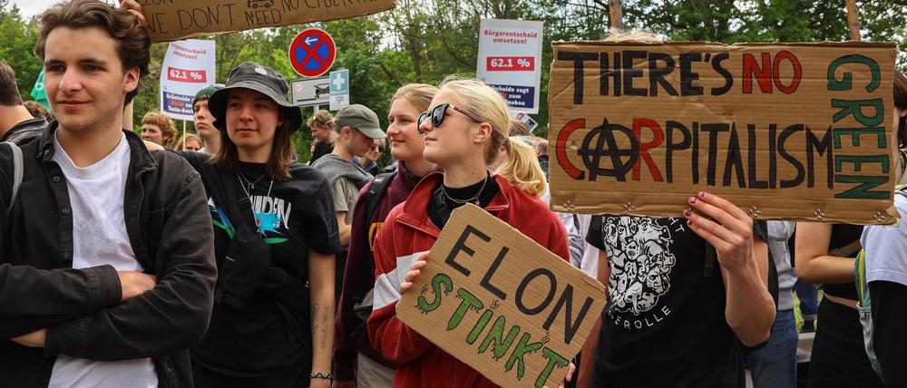 Demonstranten nahe der Tesla-Fabrik in Grünheide hielten am vergangenen Samstag Schilder mit Aufschriften wie „Elon stinkt“.