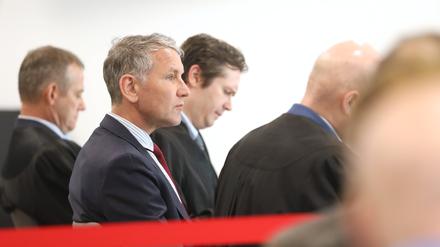 Björn Höcke und seine Verteidiger am 3. Verhandlungstag am Landgericht Halle Saale