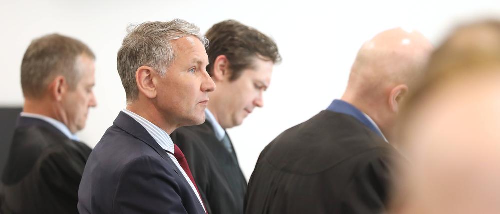 Björn Höcke und seine Verteidiger am 3. Verhandlungstag am Landgericht Halle Saale