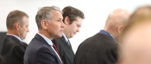 Björn Höcke und seine Verteidiger am 3. Verhandlungstag am Landgericht Halle Saale