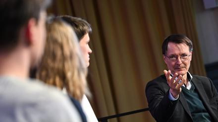 Karl Lauterbach (SPD), Bundesminister für Gesundheit, diskutiert mit Schülerinnen und Schülern vom Käthe-Kollwitz-Gymnasium zur Cannabis-Legalisierung. 