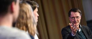 Karl Lauterbach (SPD), Bundesminister für Gesundheit, diskutiert mit Schülerinnen und Schülern vom Käthe-Kollwitz-Gymnasium zur Cannabis-Legalisierung. 
