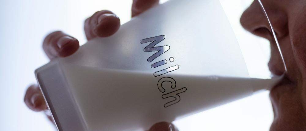 Eine Frau trinkt ein Glas Milch. Vom Verzehr unbehandelter Rohmilch wird allerdings abgeraten.