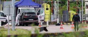 Ermittler am Tatort im französischen Incarville. Hier hatten Bewaffnete zuvor einen Gefangenentransport angegriffen und einen Häftling befreit.