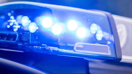 ARCHIV - 15.05.2019, Bayern, Dachau: Ein Blaulicht leuchtet an einer Polizeistreife. (zu dpa: «Mit zwei Promille auf dem See - Große Suchaktion nach Mann») Foto: Lino Mirgeler/dpa +++ dpa-Bildfunk +++