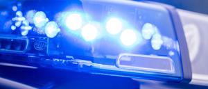 ARCHIV - 15.05.2019, Bayern, Dachau: Ein Blaulicht leuchtet an einer Polizeistreife. (zu dpa: «Mit zwei Promille auf dem See - Große Suchaktion nach Mann») Foto: Lino Mirgeler/dpa +++ dpa-Bildfunk +++
