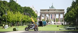 14.05.2024, Berlin: Rollrasen wird auf der Straße des 17. Juni vor dem Brandenburger Tor verlegt. Hier entsteht die Fanzone mit Public Viewing für die Fußball-Europameisterschaft vom 14. Juni bis zum 14. Juli. Berlins Innensenatorin Spranger informiert am 14. Mai über das Sicherheitskonzept und die Fanmeile. Foto: Sebastian Christoph Gollnow/dpa +++ dpa-Bildfunk +++