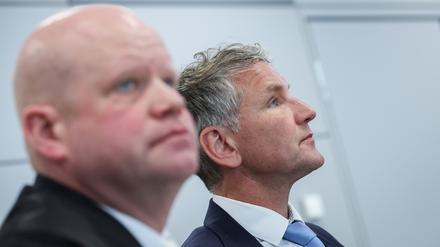 14.05.2024, Sachsen-Anhalt, Halle (Saale): Björn Höcke (r), Vorsitzender der Thüringer AfD, und sein Anwalt Ulrich Vosgerau warten auf den Beginn seines Prozesses im Landgericht. Höcke wird vorgeworfen, Kennzeichen verfassungswidriger und terroristischer Organisationen verwendet zu haben. Im Laufe des Tages wird mit einem Urteil im Prozess gerechnet. Foto: Ronny Hartmann/AFP Pool/dpa +++ dpa-Bildfunk +++