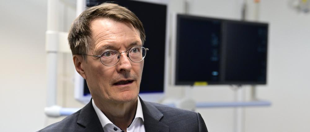 Bundesgesundheitsminister Karl Lauterbach (SPD) besucht die Endoskopieabteilung der Sana-Klinik.