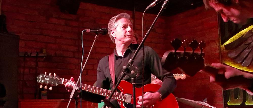 US-Außenminister Antony Blinken singt „Rockin’ in the Free World“.