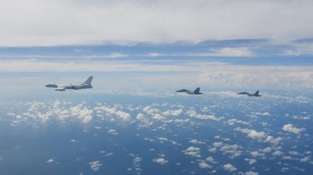 Kampfflugzeuge des Ostkommandos der chinesischen Volksbefreiungsarmee (PLA) führen während gemeinsamer Kampfübungen um die Insel Taiwan Operationen durch.