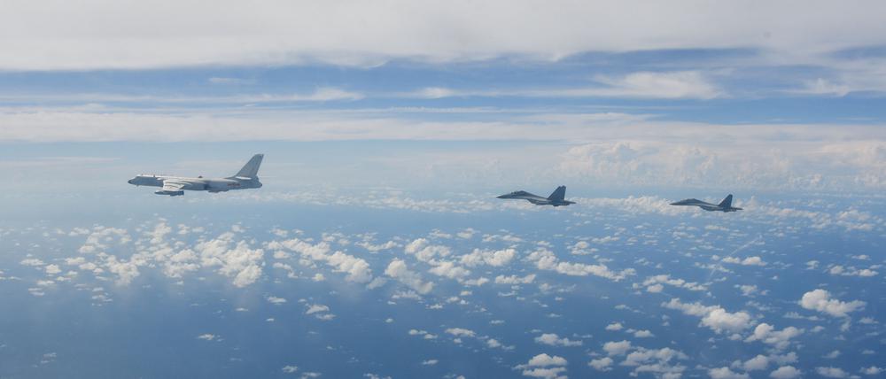  Kampfflugzeuge des Ostkommandos der chinesischen Volksbefreiungsarmee (PLA) führen während gemeinsamer Kampfübungen um die Insel Taiwan Operationen durch. 