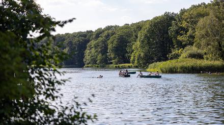  37 Grad in Berlin Berlin, Deutschland - 4. August 2022: Menschen geniessen den Schlachtensee bei 37 Grad Celsius Photo: Christian Ender Berlin