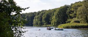  37 Grad in Berlin Berlin, Deutschland - 4. August 2022: Menschen geniessen den Schlachtensee bei 37 Grad Celsius Photo: Christian Ender Berlin