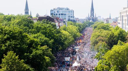 ARCHIV - 28.05.2023, Berlin: Der Umzug des Karnevals der Kulturen zieht in Berlin-Kreuzberg inmitten von Zuschauern über die Hasenheide. (zu dpa: «Volle Straßen an Pfingsten wegen Kurzurlaubern und Karnevalisten») Foto: Christoph Soeder/dpa +++ dpa-Bildfunk +++