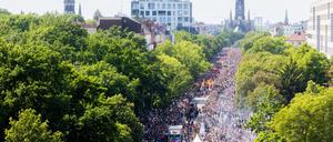 Der Umzug des Karnevals der Kulturen zieht in Berlin-Kreuzberg inmitten von Zuschauern über die Hasenheide. 