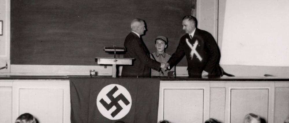 Propagandaaufnahme an der Uni Berlin: Kultusminister Bernhard Rust (rechts) wollte Universitäten von „fremdrassigen Professoren“ säubern.